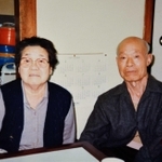 自宅の文化住宅でくつろぐ芝重吉さん（右）とヒデ子さん＝１９８９年１月、神戸市中央区筒井町３（家族提供）