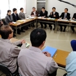 借り上げ復興住宅問題について協議する入居者らと市職員＝西宮市役所