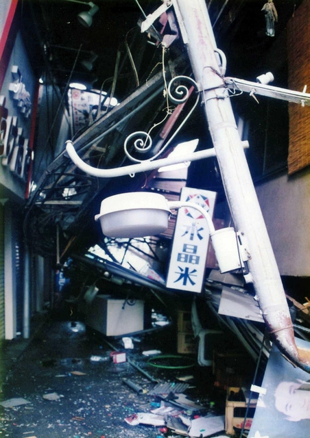 地震で倒壊した三和市場＝神戸市東灘区本山南町１（本山南小学校提供）