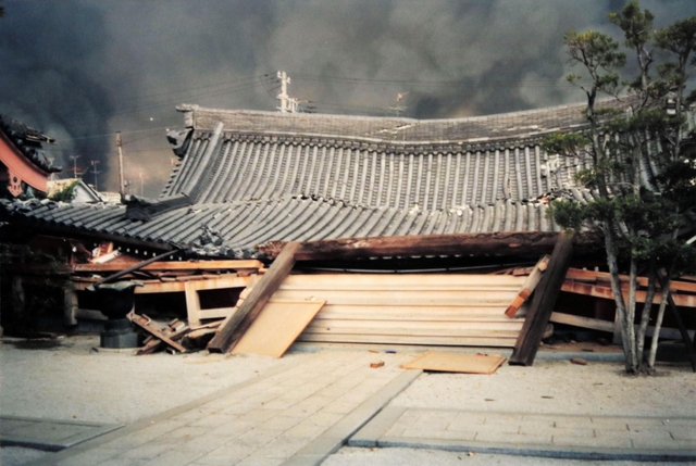 阪神・淡路大震災で倒壊した本堂＝１９９５年１月１７日（海泉寺提供）