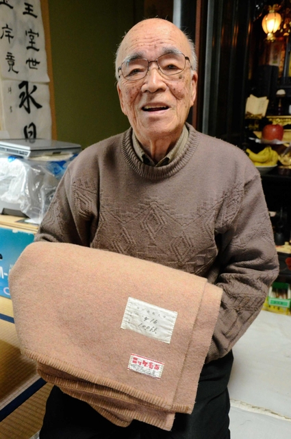 三和市場で妻を失った原口廣さん。白鴎寮で配られた毛布を今も大切にしている＝神戸市東灘区本山南町１