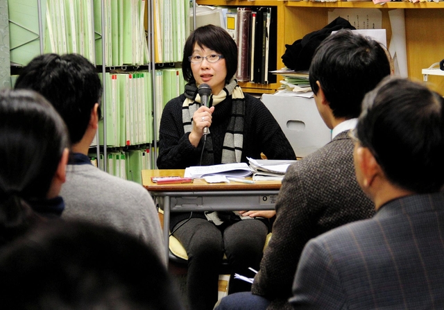 新聞記者の経験を基に講演する磯辺康子さん＝神戸市長田区御蔵通５
