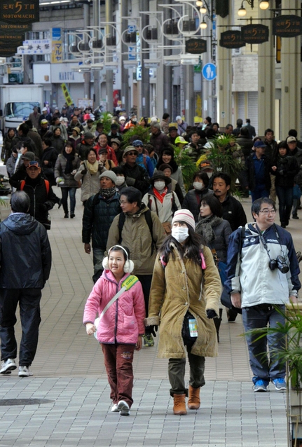 元町商店街を通るメモリアルウオークの参加者＝１７日午前１０時２６分、神戸市中央区元町通５（撮影・山崎　竜）