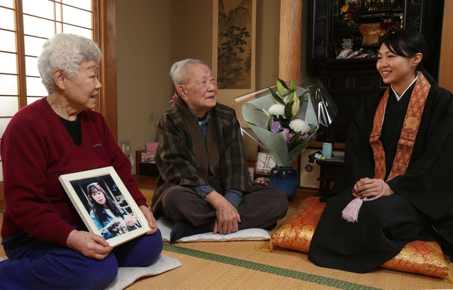 一人娘を供養する橋本昭一さん、茂子さん夫妻。僧侶の存千夏子さん（右）が寄り添う＝１７日午前、神戸市灘区中郷町３（撮影・小林良多）