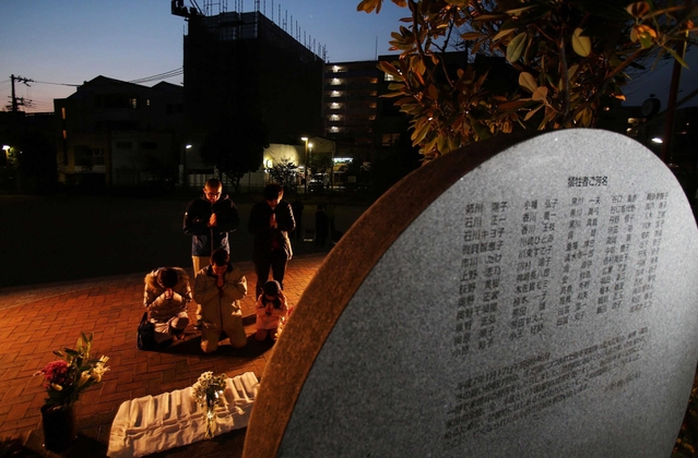 慰霊祭がなくなった琵琶町公園。「それでも」と訪れた人らが犠牲者を悼んだ＝１７日朝、神戸市灘区琵琶町１（撮影・小林良多）