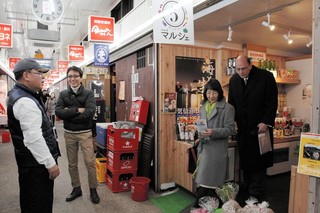 宮城や福島、新潟県など被災地の特産品が並ぶマルゴマルシェ＝神戸市長田区二葉町３、丸五市場