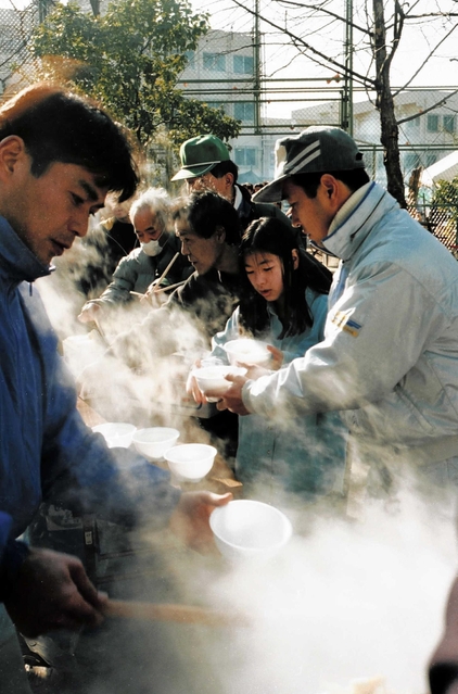 冷え込んだ日が続く中、被災者を元気づけた炊き出し＝１９９５年１月２５日、神戸市長田区一番町