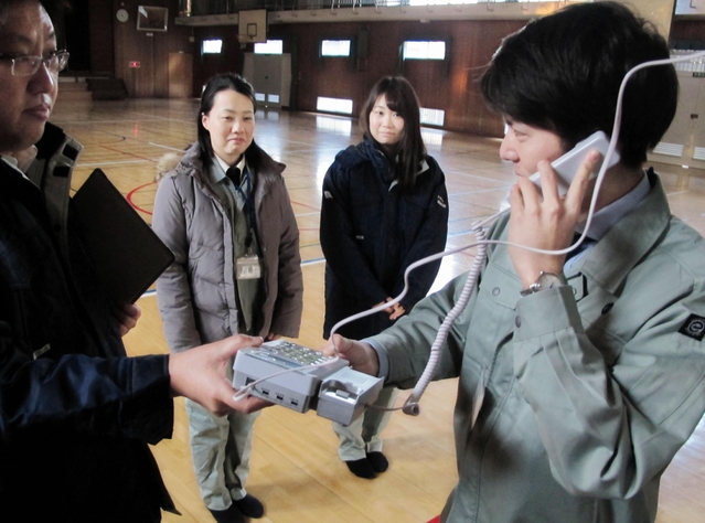 特設公衆電話の回線を点検する加古川市役所職員ら＝加古川市尾上町口里、浜の宮小学校（撮影・安藤文暁）