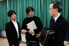 兄弟２人が使ったランドセルを手に語り合う米津勝之さん（右）、城島充さん（中央）、松本俊明さん（左）＝芦屋市精道町