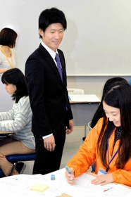 防災のワークショップで参加者に語り掛ける長谷川元気さん＝神戸市内