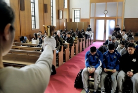 ハンドベルを１５回鳴らす間、黙とうする参加者＝６日午前、西宮市上ケ原一番町（撮影・三津山朋彦）