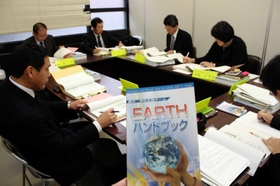 アース員向けのハンドブック（手前）の改訂を進めるメンバー＝兵庫県庁