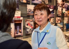 語り部ボランティアとして、来館者と話をする松本幸子さん＝神戸市中央区、人と防災未来センター（撮影・笠原次郎）