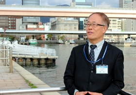 思い出深い神戸港で語る筒井宣利さん＝神戸市中央区波止場町