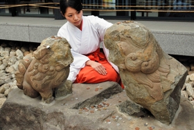 土中から見つかり、２１年ぶりに再び境内に設置された一対の狛犬＝西宮市社家町