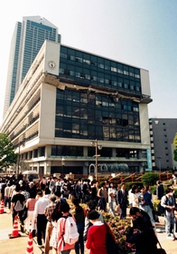 阪神・淡路大震災で６階部分が押しつぶされた神戸市役所２号館。上層部は北側に約１・５メートルずれた＝神戸市中央区加納町６（１９９５年１月１７日）