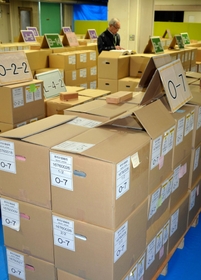 震災関連文書が入った段ボール箱が積み上がる旧須磨区役所＝神戸市須磨区中島町１