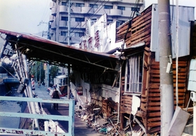 地震で倒壊した三和市場＝神戸市東灘区本山南町１（本山南小学校提供）
