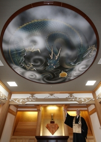 龍神が描かれた本堂１階の天井画。住職染川眞澄さんの防災への願いが込められている＝神戸市長田区駒ケ林町３（撮影・小林良多）