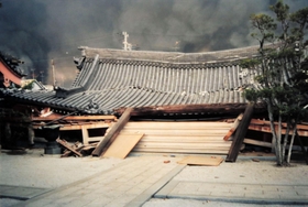 阪神・淡路大震災で倒壊した本堂＝１９９５年１月１７日（海泉寺提供）