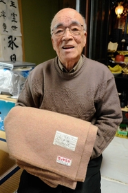 三和市場で妻を失った原口廣さん。白鴎寮で配られた毛布を今も大切にしている＝神戸市東灘区本山南町１