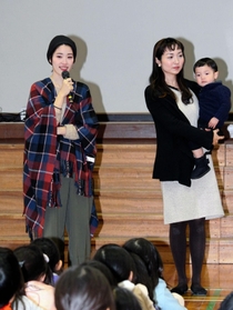 平木小の児童を前に命の大切さを語る大川瞳さん（左）と大川さんの長男を抱く米光智恵さん＝西宮市平木町