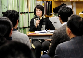 新聞記者の経験を基に講演する磯辺康子さん＝神戸市長田区御蔵通５