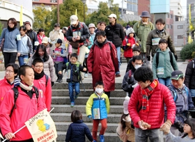 ＨＡＴ神戸を目指し、歩く参加者＝１７日午前１０時、神戸市中央区、市立中央体育館前