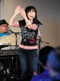 「新たな船出」をテーマにクルーズ船内で歌う平松愛理さん＝神戸港（撮影・田中靖浩）