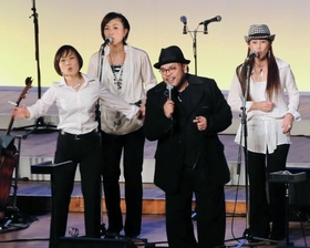 人気曲を披露する中西圭三さん（中央）＝兵庫県立文化体育館