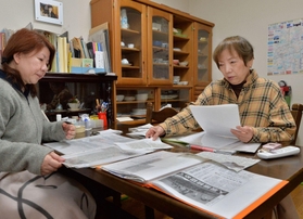 借り上げ契約の期限を迎えた住宅で、活動を振り返る丹戸郁江さん（右）と橋本敬子さん＝３０日午後、神戸市兵庫区駅南通５（撮影・笠原次郎）
