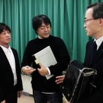 兄弟２人が使ったランドセルを手に語り合う米津勝之さん（右）、城島充さん（中央）、松本俊明さん（左）＝芦屋市精道町