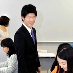 防災のワークショップで参加者に語り掛ける長谷川元気さん＝神戸市内
