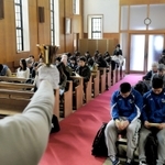 ハンドベルを１５回鳴らす間、黙とうする参加者＝６日午前、西宮市上ケ原一番町（撮影・三津山朋彦）