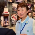 語り部ボランティアとして、来館者と話をする松本幸子さん＝神戸市中央区、人と防災未来センター（撮影・笠原次郎）