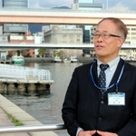思い出深い神戸港で語る筒井宣利さん＝神戸市中央区波止場町