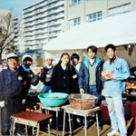 避難所のボランティアと写真に収まる深田勲さん（左端）＝１９９５年１月、本山南小学校（深田さん提供）