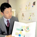 自身の体験をもとに書かれた絵本「おむすびの涙」を朗読する杉田二郎さん＝西宮市甲子園口１、ギャラリーわびすけ