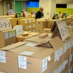 震災関連文書が入った段ボール箱が積み上がる旧須磨区役所＝神戸市須磨区中島町１
