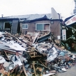 地震で倒壊した三和市場をはじめ、白鴎寮の周囲は壊滅的な被害を受けた＝神戸市東灘区本山南町１（本山南小学校提供）