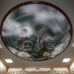 龍神が描かれた本堂１階の天井画。住職染川眞澄さんの防災への願いが込められている＝神戸市長田区駒ケ林町３（撮影・小林良多）