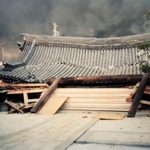 阪神・淡路大震災で倒壊した本堂＝１９９５年１月１７日（海泉寺提供）