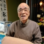 三和市場で妻を失った原口廣さん。白鴎寮で配られた毛布を今も大切にしている＝神戸市東灘区本山南町１