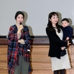 平木小の児童を前に命の大切さを語る大川瞳さん（左）と大川さんの長男を抱く米光智恵さん＝西宮市平木町