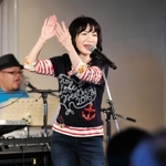 「新たな船出」をテーマにクルーズ船内で歌う平松愛理さん＝神戸港（撮影・田中靖浩）