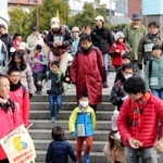 ＨＡＴ神戸を目指し、歩く参加者＝１７日午前１０時、神戸市中央区、市立中央体育館前