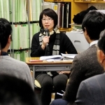 新聞記者の経験を基に講演する磯辺康子さん＝神戸市長田区御蔵通５