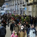 元町商店街を通るメモリアルウオークの参加者＝１７日午前１０時２６分、神戸市中央区元町通５（撮影・山崎　竜）