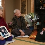 一人娘を供養する橋本昭一さん、茂子さん夫妻。僧侶の存千夏子さん（右）が寄り添う＝１７日午前、神戸市灘区中郷町３（撮影・小林良多）