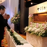 亡くなった児童・生徒らの名前が刻まれた銘板に献花する出席者＝神戸市中央区中山手通４